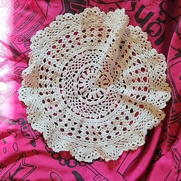 13 vintage Doilies - Picture 7 of 8